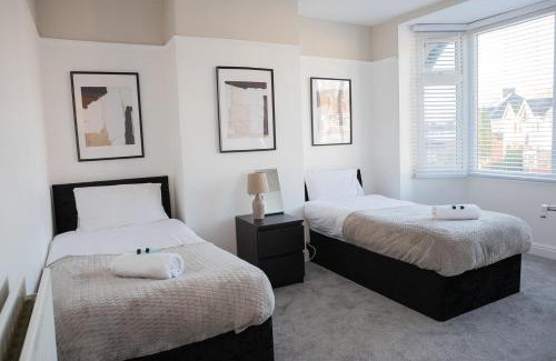 Wolverhampton House | Lymer House - Stylish 3 Bedroom House in Wolverhampton