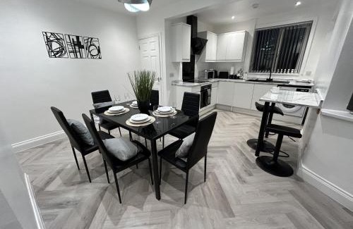 Wolverhampton House | Lymer House - Stylish 3 Bedroom House in Wolverhampton