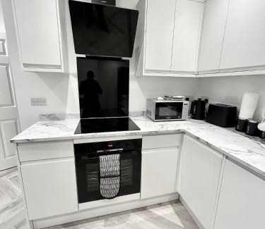 Wolverhampton House | Lymer House - Stylish 3 Bedroom House in Wolverhampton