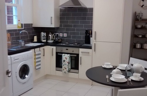 New Forest District Apartment | Lymington High Street, Town House, Sun Terrace, Parking, Solent Views, Wifi