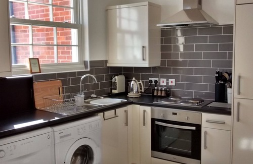 New Forest District Apartment | Lymington High Street, Town House, Sun Terrace, Parking, Solent Views, Wifi