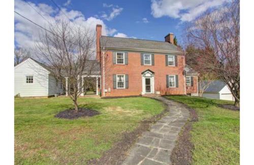 Lynchburg House | Lynchburg Getaway with Workspace and Free Parking. Close to Colleges and Shops