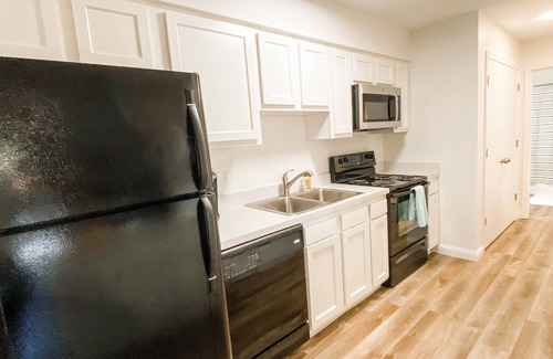 Lyndon House | Lyndon Executive Monthly Condo w/Covered Parking