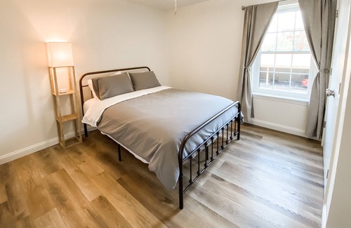 Lyndon House | Lyndon Executive Monthly Condo w/Covered Parking
