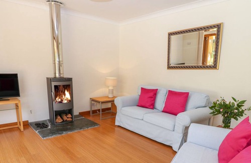 Fivelanes Cottage | LYNHAYS, family friendly, with open fire in Launceston
