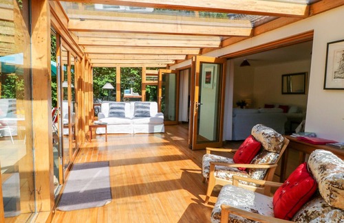 Fivelanes Cottage | LYNHAYS, family friendly, with open fire in Launceston