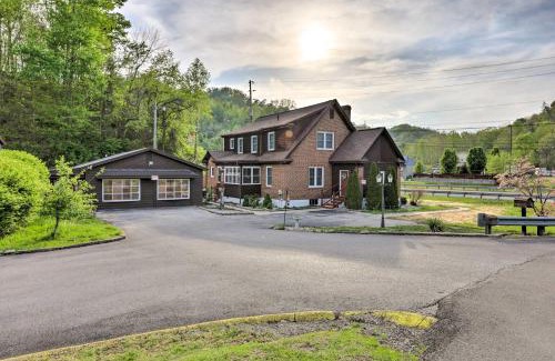 East Point Apartment | Lynn Dog-Friendly Abode with Mountain Views!