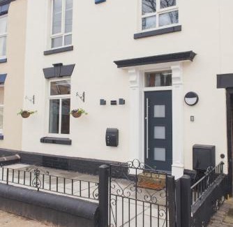 Tamworth House | LYNNTON HOUSE Stunning 6 bed Town Centre House ALL with En-Suites Prime Location Tamworth