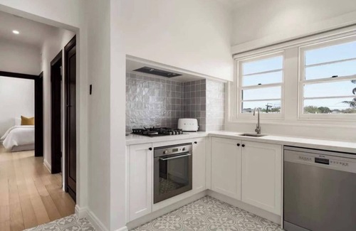 Brighton Apartment | " ‘Lynton-Sur-Mer’ - Beachside Apt"