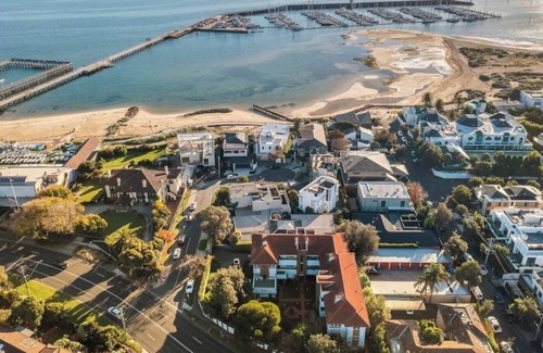 Brighton Apartment | " ‘Lynton-Sur-Mer’ - Beachside Apt"