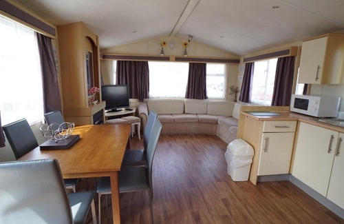 Heacham House | Lyntons 3 bedroom caravan pets stay free linen included