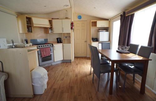 Heacham House | Lyntons 3 bedroom caravan pets stay free linen included