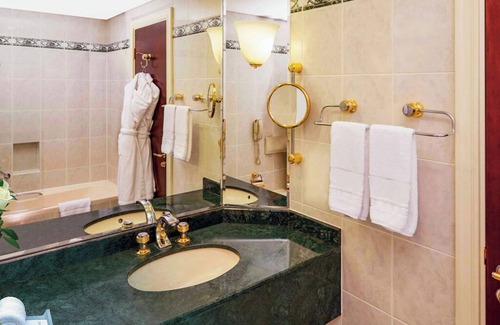 Garhoud Hotel | Mövenpick Grand Al Bustan Dubai