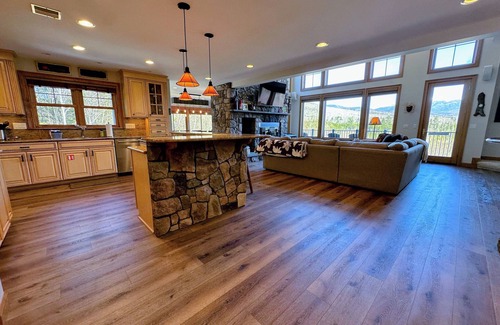 Bretton Woods House | M1 Luxury home, walk to Mount Washington Hotel! AC, heated floor, stunning views. POOL/GYM!
