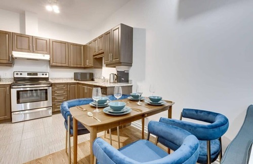 Milton Park Apartment | M11 | Boulevard Suites: Large 3-BR DT Montreal 2F