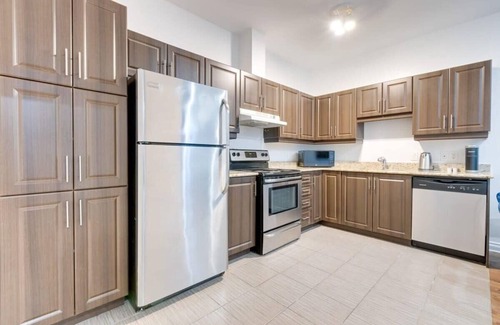 Milton Park Apartment | M11 | Boulevard Suites: Large 3-BR DT Montreal 2F