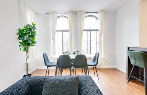 Milton Park Apartment | M11 Gorgeous Bright Corner 2BR in Heart of MTL