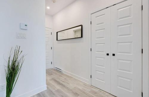 Mile End Apartment | M11 Upscale Spacious 1BR wKingBed AC in Heart of PlateauMile-End