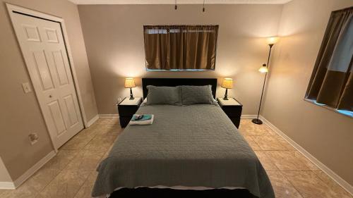 Englewood Park House | M13 Large Master Room with Private Bathroom & Smart TV