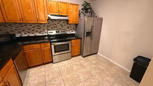 Englewood Park House | M13 Large Master Room with Private Bathroom & Smart TV