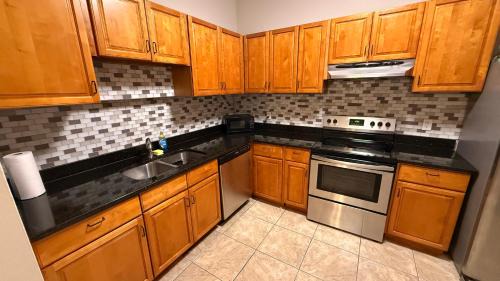 Englewood Park House | M13 Large Master Room with Private Bathroom & Smart TV