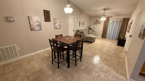 Englewood Park House | M13 Large Master Room with Private Bathroom & Smart TV