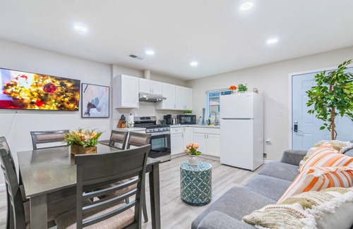 Monrovia House | M2-Bungalow Home Quiet & safe 3bedroom 2 bath Foot of the mountain Kingbed!