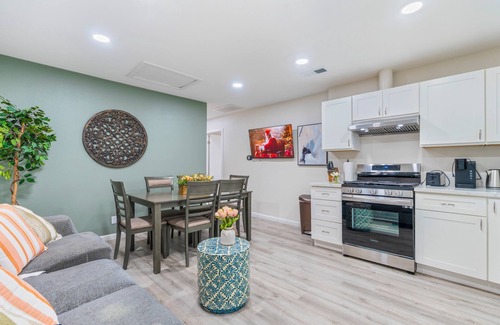 Monrovia House | M2-Bungalow Home Quiet & safe 3bedroom 2 bath Foot of the mountain Kingbed!