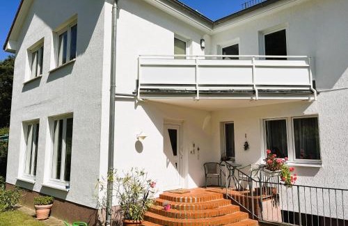 Neubukow House | M9 Ferienwohnung mit Balkon am Waldrand im Ostseeland