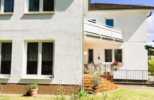 Neubukow House | M9 Ferienwohnung mit Balkon am Waldrand im Ostseeland