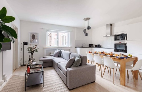 Wijk van de Squares Apartment | MA - Charlemagne VI - Three Bedroom Apartment, Sleeps 8