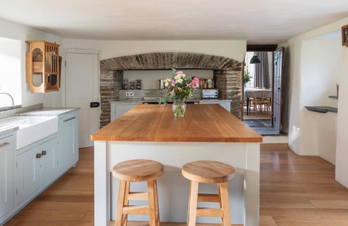 Chillington House | Maberly House - a house that sleeps 15 guests in 7 bedrooms