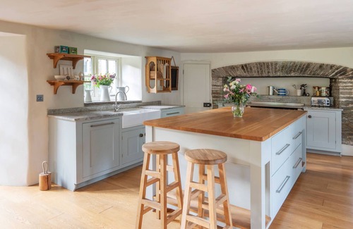 Chillington House | Maberly House - a house that sleeps 15 guests in 7 bedrooms