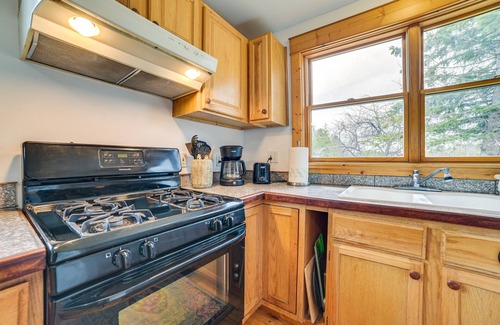 Mackinaw City House | Mackinaw City Getaway - 3 Mi to City Beach!
