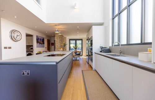 Cirencester Villa | Mackintosh House - ML41 - HOT TUB - Lakeside Spa