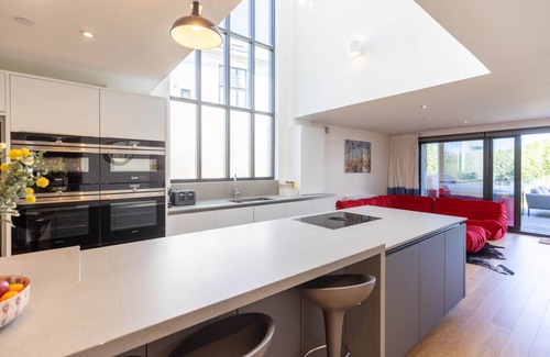 Cirencester Villa | Mackintosh House - ML41 - HOT TUB - Lakeside Spa