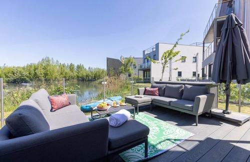 Cirencester Villa | Mackintosh House - ML41 - HOT TUB - Lakeside Spa