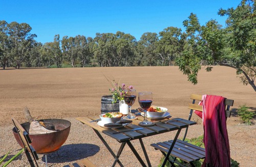 Narromine House | Macquarie River View by Tiny Away