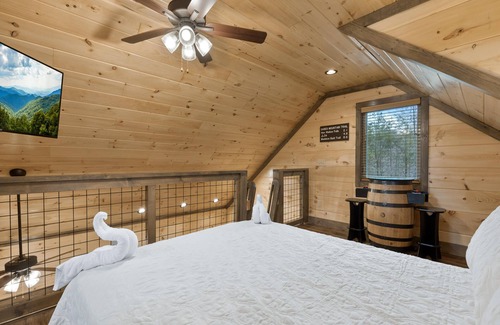 Rocky Grove Cabin | Maddron Bald | New Tiny Home + Wooded Balcony Views