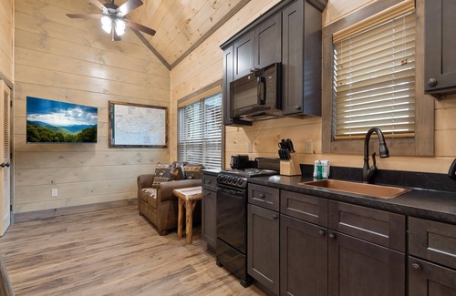 Rocky Grove Cabin | Maddron Bald | New Tiny Home + Wooded Balcony Views