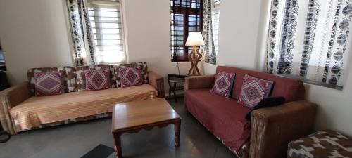 Central Pune Apartment | Madhav Bhavan Guest House