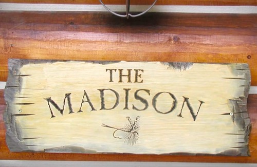 Ennis Cabin | Madison – Cozy Log Cabin in the Madison River Valley w/Shared Outdoor Pool