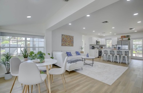 Citrus Isles House | Madrina's Cozy 3BR-1BA Spacious Backyard