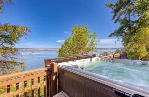 Coupeville House | Madrona Beach House by AvantStay Waterfront Home
