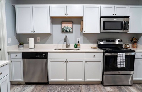 North Charleston House | Madrona's Cottage B- Clean and cozy