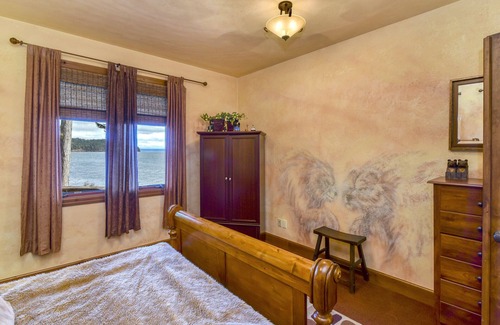 Brinnon House | Madrona Waterfront Splendor!