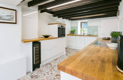 Dwyran Cottage | Maes y Ceirchdir - sleeps 10 guests in 5 bedrooms