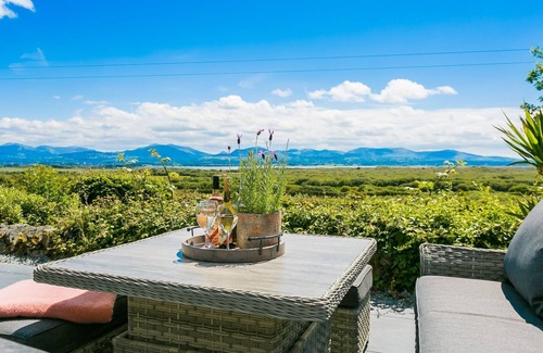Dwyran Cottage | Maes y Ceirchdir - sleeps 10 guests in 5 bedrooms