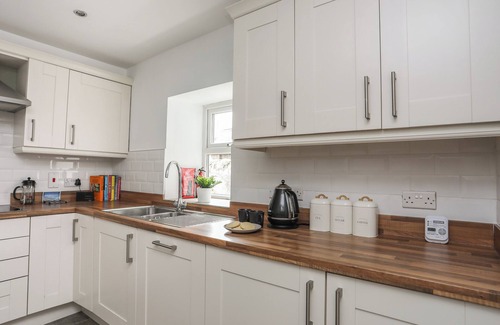 Nefyn House | MAES Y DDOL, family friendly, country holiday cottage in Nefyn