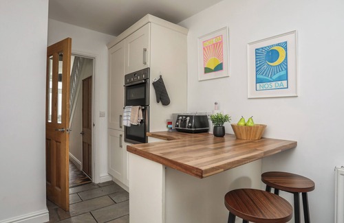 Nefyn House | MAES Y DDOL, family friendly, country holiday cottage in Nefyn